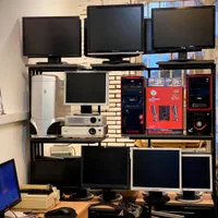 مانیتور کامپیوتر و دوربین مداربسته