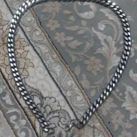 یک اعداد گردنبند سنگین و کلفت است