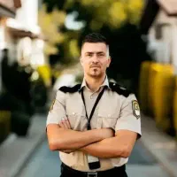 نگهبان 24ساعته هستم