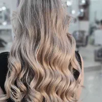 سالن زیبایی خدمات رنگ و لایت