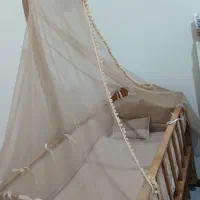 تخت گهواره شو کنار مادر