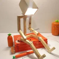 چراغ مطالعه ادمک چوبی