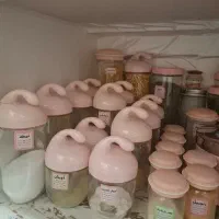 شیشه ادویه و سبزیجات