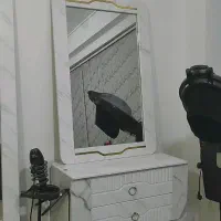 آینه و کنسول آرایشگاه