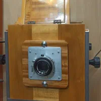 دوربین آنالوگ فانوسی قدیمی با سه پایه