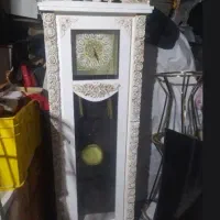 ساعت سفید کرم ایستاده