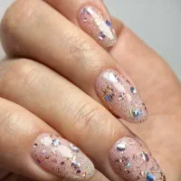ارائه خدمات کاشت ناخن و اموزش کاشت مژه فقط ۲۵۰