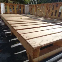 یک عددنیمکت چوبی بزرگ