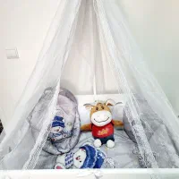 تخت گهواره ای کنار تخت مادر