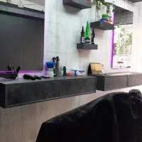 دکور کامل آرایشگاه و صندلی پدالی