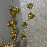 گلدان طلایی .با پنج شاخه گل طلایی