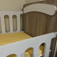 تخت کنار مادر