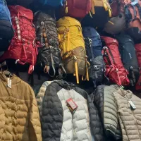 کارگر و فروشنده در فروشگاه لوازم کوهنوردی