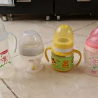 تعدادی شیشه بچه