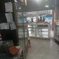 فروشنده خانم برای قنادی