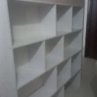 یک عدد شلف یا کتابخانه