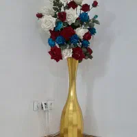 گلدان چوبی طلایی و گل های لمسی در حد