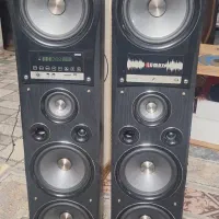 یک جفت اسپیکر ب همراه  ال ای دی