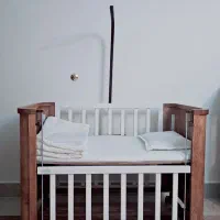 تخت کنار مادر