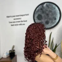 ‌نیرو با تجربه و با مشتری در سالن زیبایی