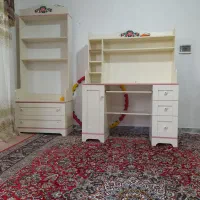 میز کامپیوتر و کتابخانه