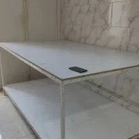 یک میز تمیز  بفروش می‌رسد
