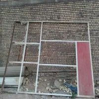 در مغازه ویترینی باکرکره