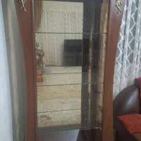 بوفه. ویترین چوبی لوکس با تزئینات برنجی ونور داخلی