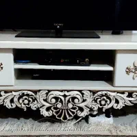 میز تلویزیون و کتیبه