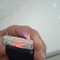 سنگ قدیمی احتمالا گردنبند بوده روش شکلهای داره