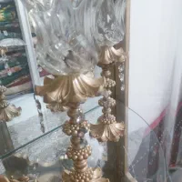 مجسمه و لاله شمعدون و فانوس