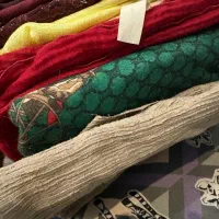 بیست عدد شال در رنگ و طرح های مختلف