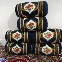 تعدادی بالشت و متکا و کناره و پشتی و تشک