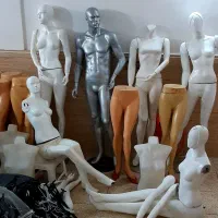 تعدادی مانکن و چوب لباسی