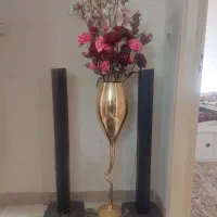 گلدان شیشه ای با گلهای رز میوه خوری آمریکایی کره