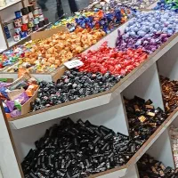 همکار خانم و آقا در قهوه و شکلات فروشی