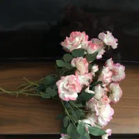 چند شاخه گل مصنوعی