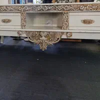 میز تلویزیون و ساعت