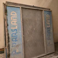 ورق واقلام موجود در عکس