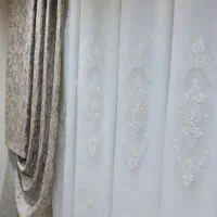 پرده پذیرایی ۶/۵ متری و کنار پرده طوسی آکبند حراج|پرده، رانر، رومیزی|ارومیه, |دیوار