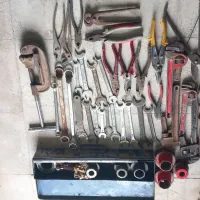 سلام فروش تعدادی آچار-صندوق-اره دستی