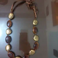 یه سری گردنبند رو مانتویی و دستبند سنگ