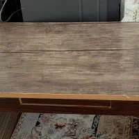میز تحریر نشسته