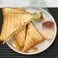 صبحانه زن و نیروی خدماتی کافه بیرون بر