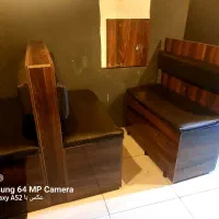 تعدادی صندلی مبلی کافی ورستورانی با میز همراه