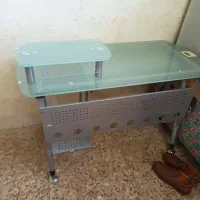 میز شیشه‌ای برای کامپیوتر