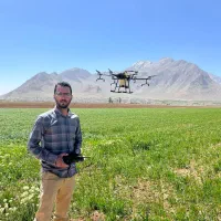 سم پاشی با پهپاد