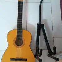 فروش گیتار به همراه کیف و  پایه و کتاب های آموزش