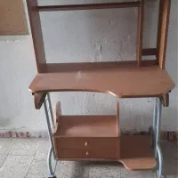 میز تحریر و  لپتاب