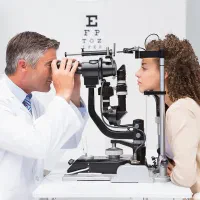کارشناس بینایی سنجی ( اپتومتریست )